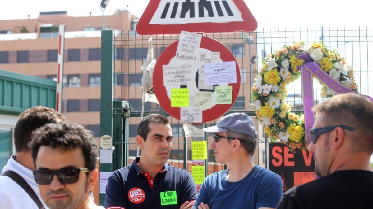Los trabajadores de Lauki prosiguen con sus concentraciones.-ICAL