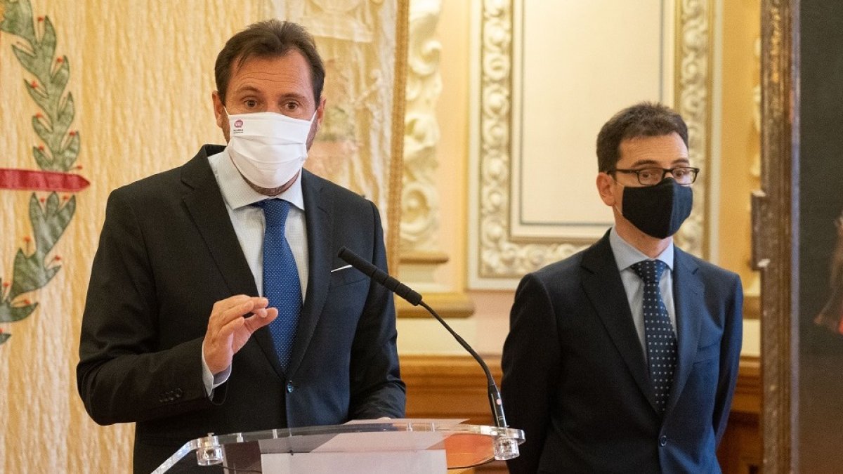 El alcalde de Valladolid, Óscar Puente, y el concejal de Planificación y Recursos, Pedro Herrero, en una imagen de archivo. ICAL