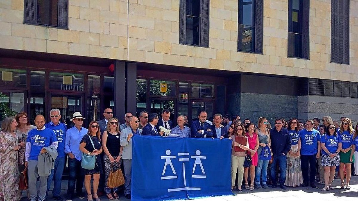 Varios abogados del turno de oficio durante la concentración a las puertas de los juzgados de Valladolid .-EUROPA PRESS