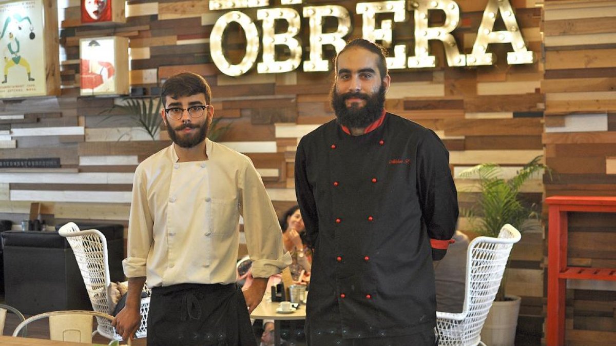 El jefe de cocina Iago Giménez y el cocinero Adrián Puerto, muestran los calamares fritos, una de las raciones para picar de su carta.-N.V.