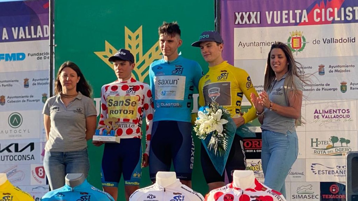 Podio de la primera etapa de la vuelta júnior. / VELOCLUB