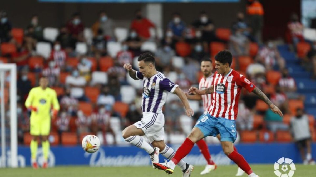 Roque Mesa conduce el esférico en el choque de ida. / LA LIGA