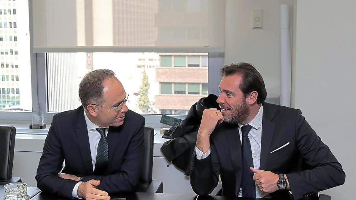 Juan Bravo, presidente de Adif, y Óscar Puente durante la reunión celebrada en Madrid.-ICAL