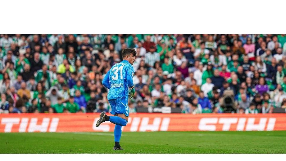 El canterano Álvaro Aceves, en el partido de su debut en Primera ante el Betis.IÑAKI SOLA / RVCF