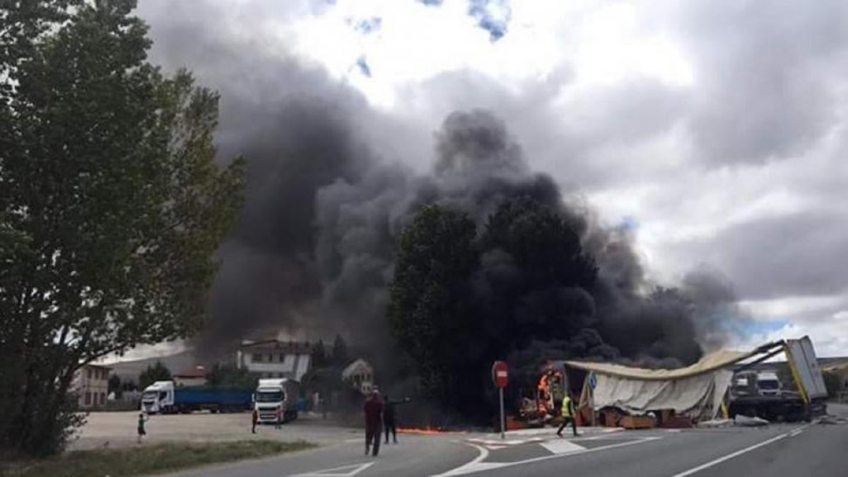 Imagen del accidente en la N-I a la altura de Monasterio de Rodilla.-Twitter @nomasmuertesN1