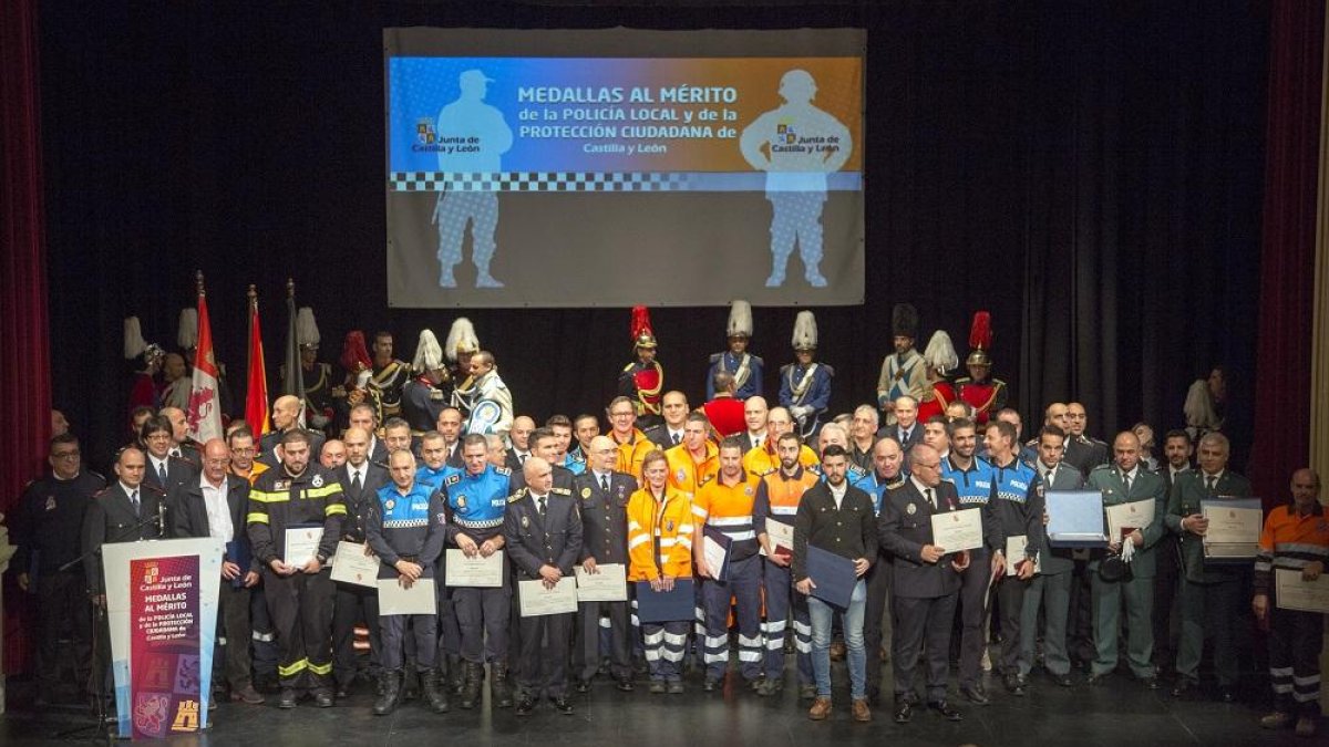 Grupo de todos los que recibieron medalla en la entrega de las medallas al Mérito de la Policía Local y de la Protección Ciudadana de Castilla y León.-ICAL