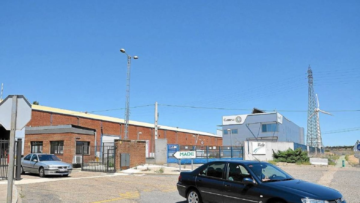 Trabajadores salen con sus vehículos de la factoría Isowat Made in Medina del Campo-Santiago G. del Campo