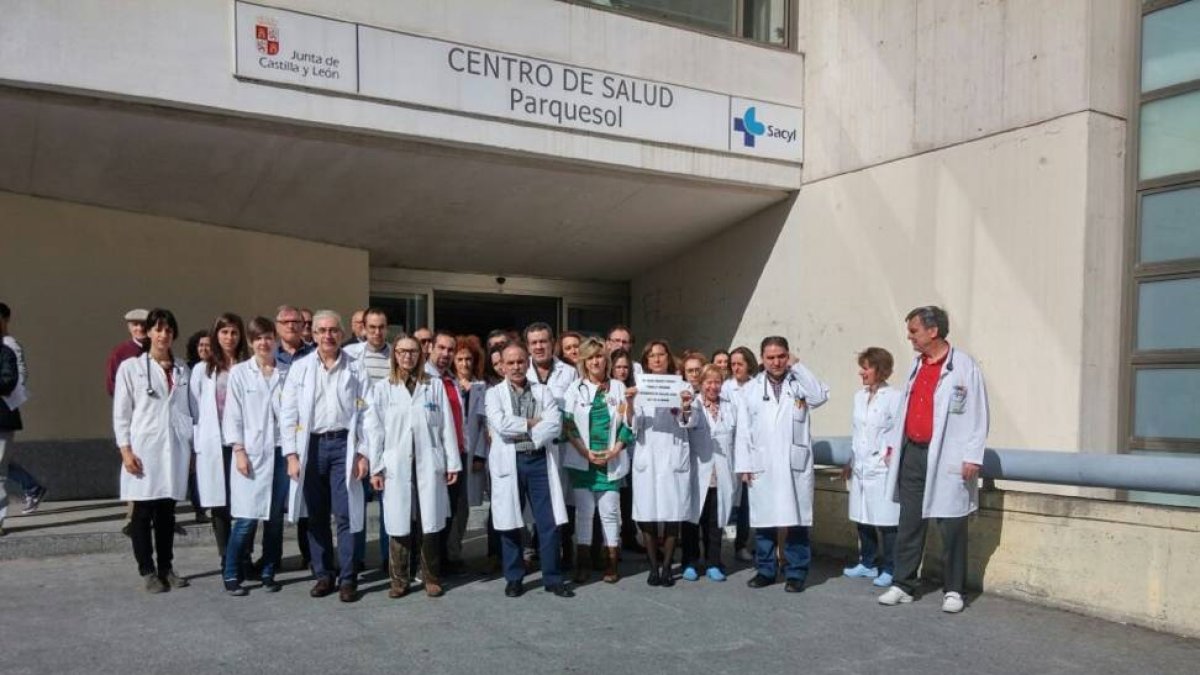 Un grupo de médicos protesta a las puertas del centro de salud de Parquesol-El Mundo