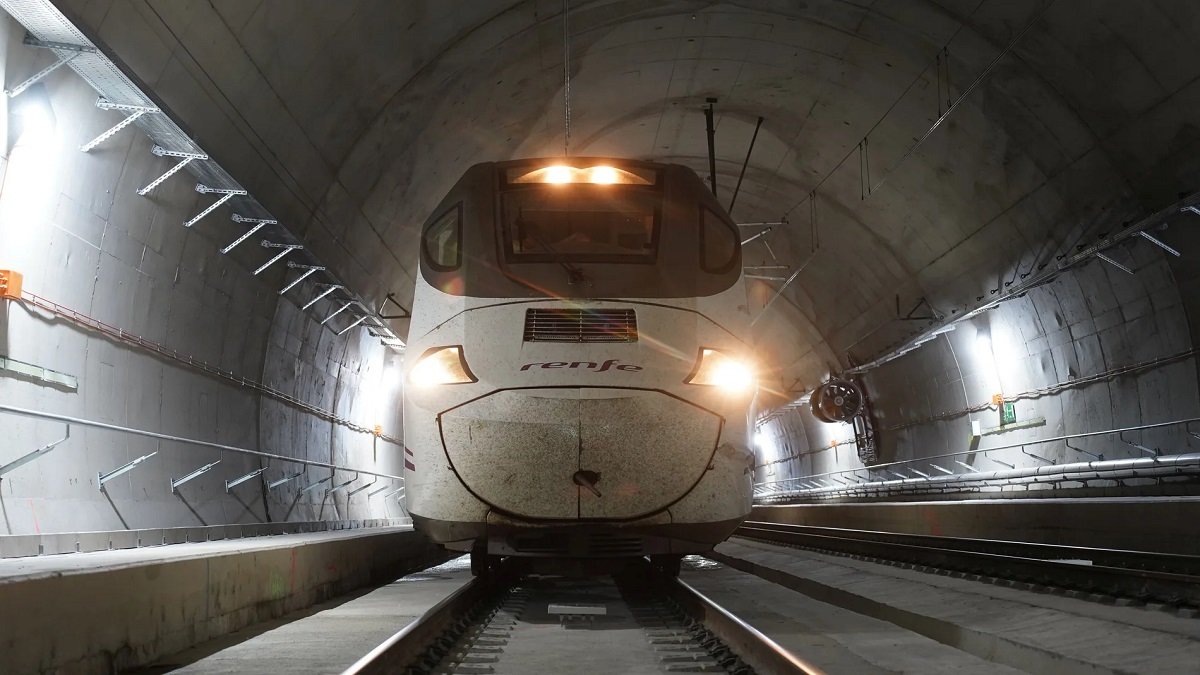 Un tren prueba la Variante del Pajares el pasado mes de octubre.-ADIF