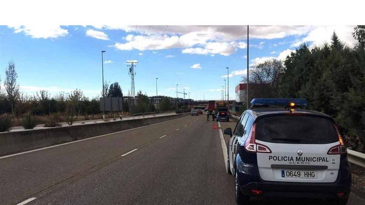 Fotografía de la A-601, cortada por el desplazamiento de carga de un camión.-EUROPA PRESS