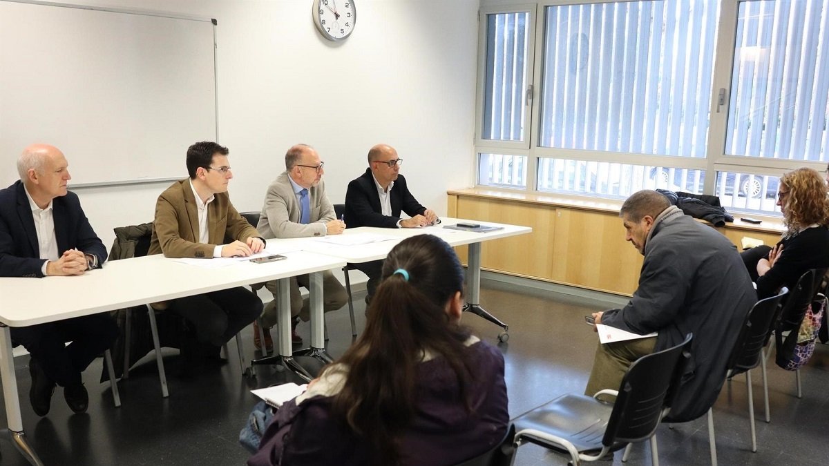 Concejales del Grupo Muncipal Socialista en el Ayuntamiento de Valladolid durante su reunión con Ampas y asociaciones vecinales. -PSOE