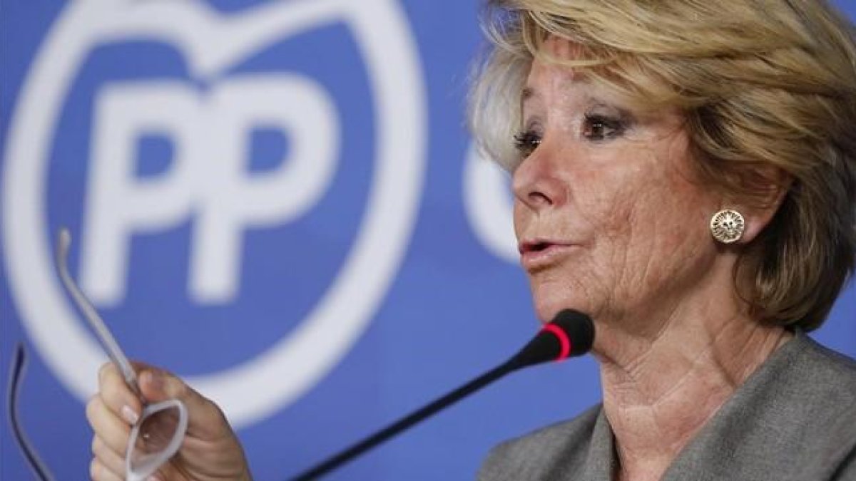 Esperanza Aguirre durante una rueda de prensa.-EFE / MARISCAL