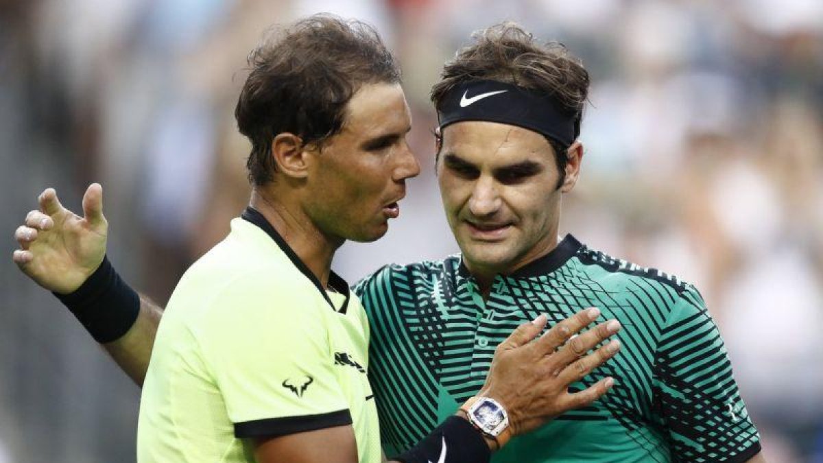 Rafael Nadal y Roger Federer se saludan tras el partido.-LARRY W. SMITH / EFE