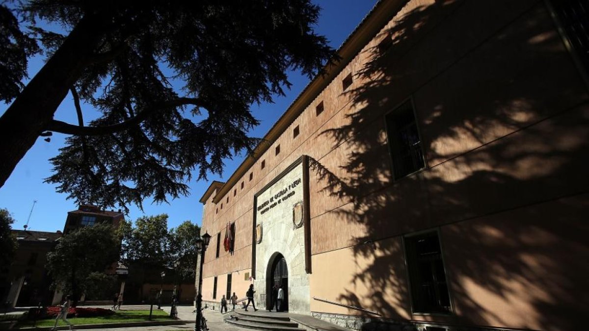 Puerta de acceso a la biblioteca de San Nicolás.-ICAL