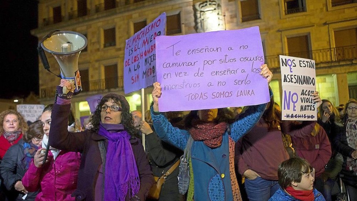 Varias mujeres exhiben carteles durante la concentración en la capital zamorana.-ICAL