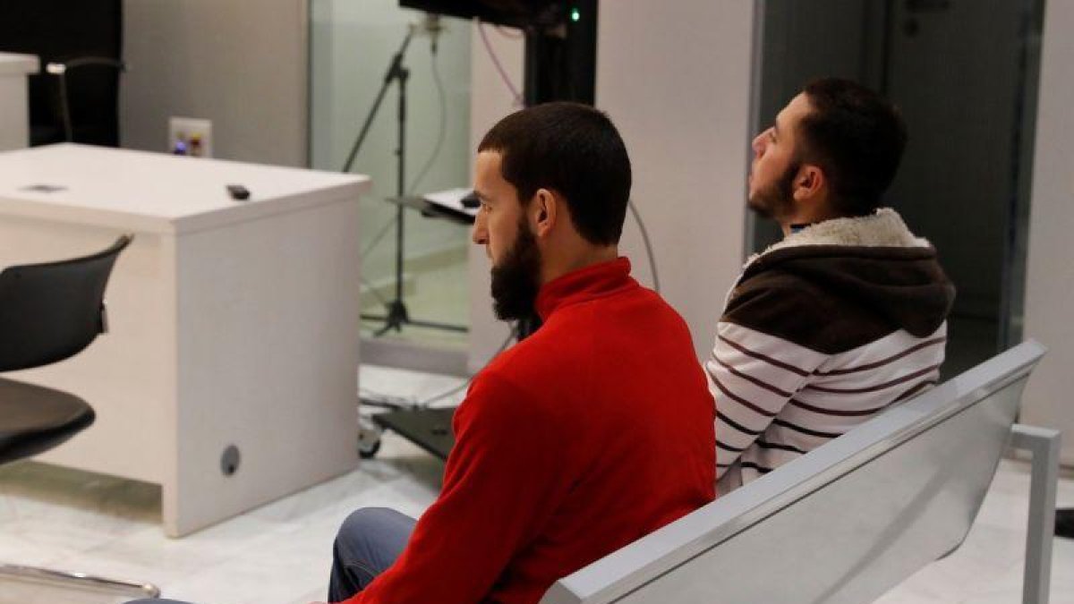 Vista del juicio en la Audiencia Nacional en el que este lunes se enjuicia a dos presuntos yihadistas, Ilyas Chentouf y Fouad Bouchihan.-JUAN CARLOS HIDALGO (EFE)