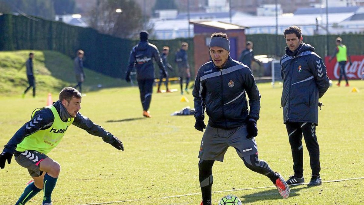 El defensa Marcelo Silva busca una línea de pase, ante la mirada del técnico Javier Baraja.-BALCAZA