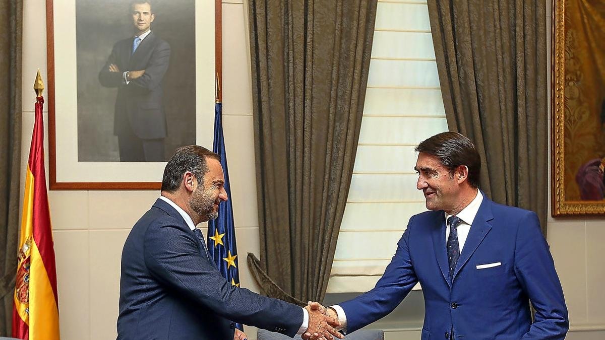 José Luis Ábalos, junto a Juan Carlos Quiñones, poco después de la firma del convenio.-EL MUNDO