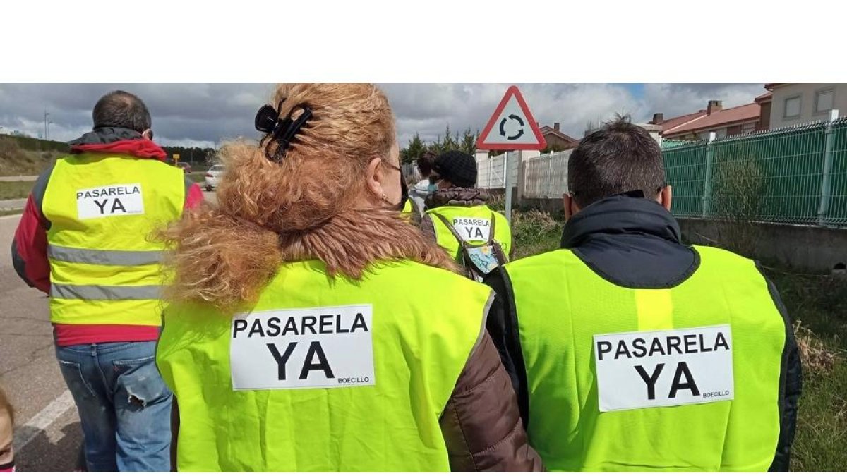 Participantes en la marcha para exigir la pasarela.- E. PRESS