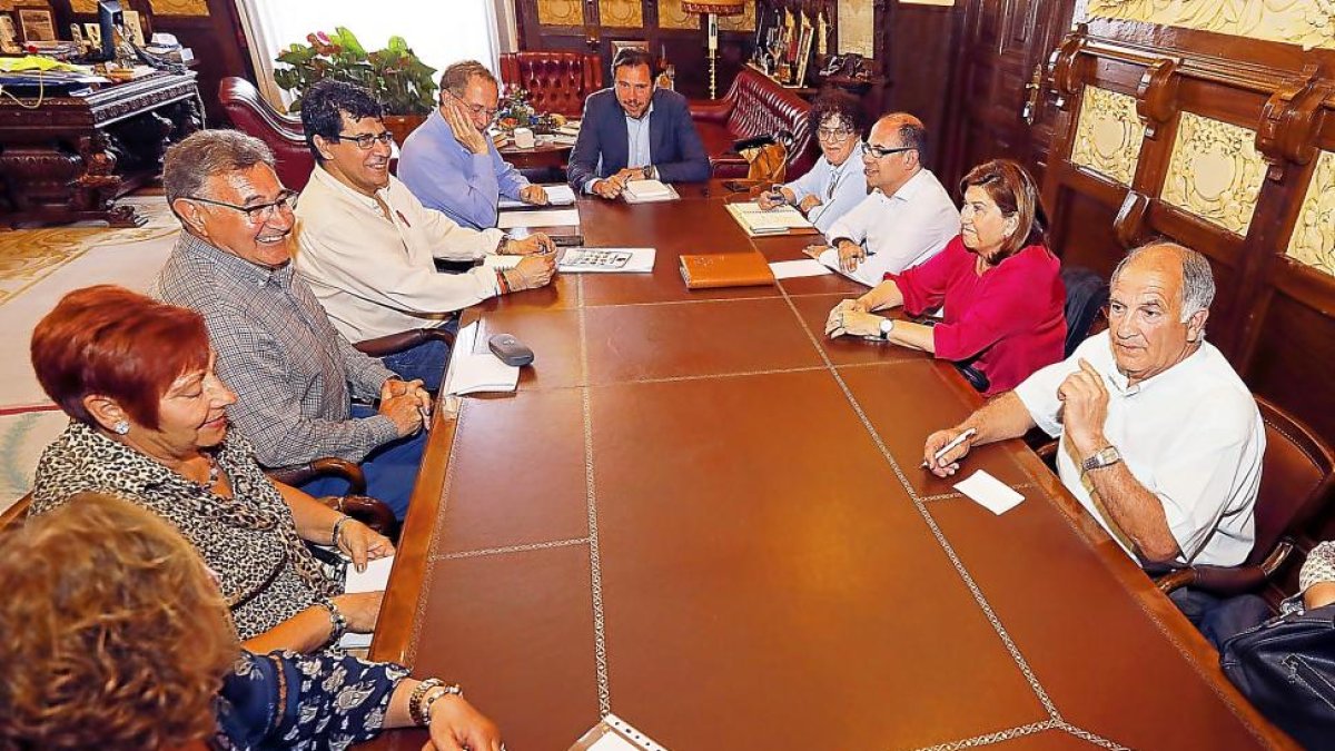 Reunión celebrada ayer entre la Coordinadora contra el Narcotráfico de Pajarillos y miembros del equipo de Gobierno.-J.M.LOSTAU