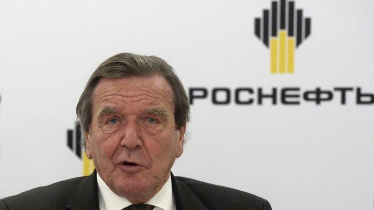 El excanciller alemán, Gerhard Schroeder, en su comparecencia en San Petesburgo tras ser nombrado presidente de la petrolera rusa Rosneft.-AFP / OLGA MALTSEVA