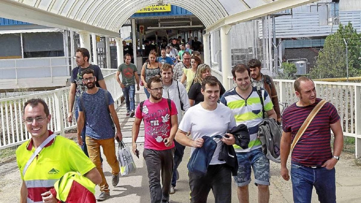 La normalidad presidió ayer el regreso de los trabajadores a sus fábricas de Renault en Valladolid y en Palencia. Fue un día de reencuentros para el grueso de la plantilla, si bien en las semanas previas también hubo actividad. En la imagen, un grupo de -J.M. Lostau