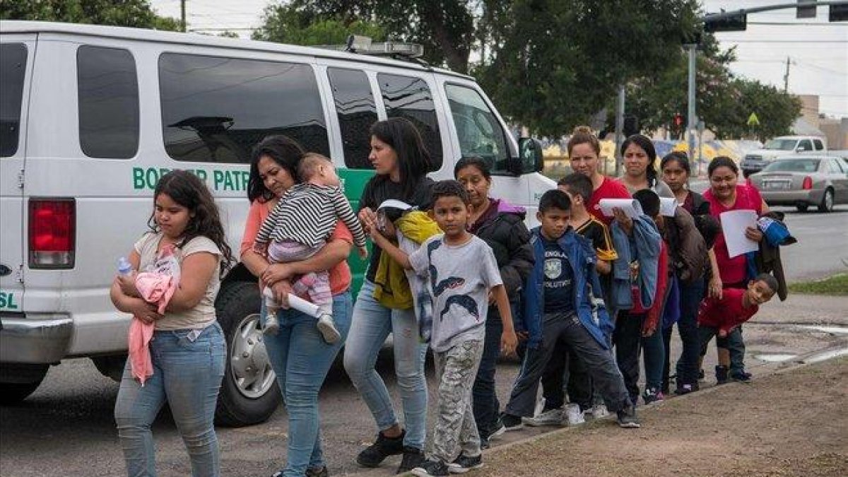 Un grupo de niños centroamericanos tras ser liberados de un centro de detención en Texas, el pasado 12 de junio.-AFP (LOREN ELLIOT)
