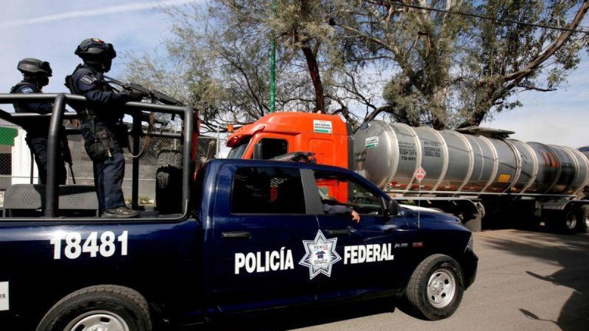 Las Fuerzas Armadas se encuentran en 58 instalaciones estratégicas de Pemex.-AFP
