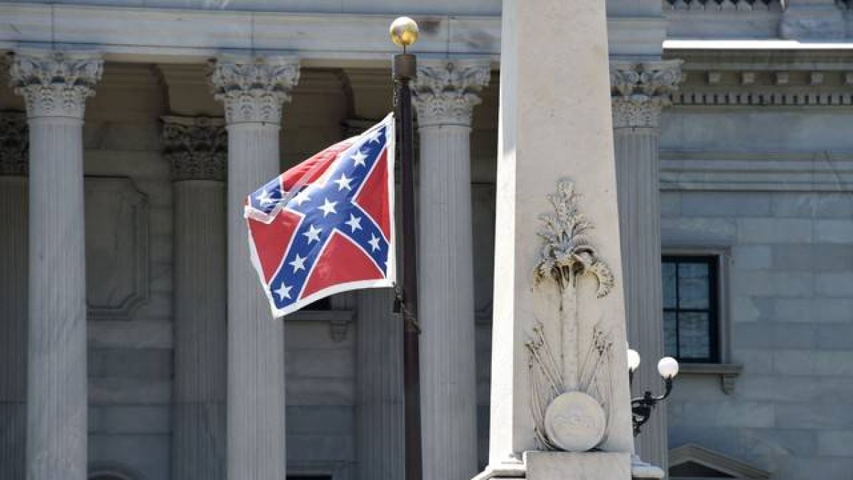 La bandera de la confederación en un monumento a las víctimas de la Guerra Civil Americana en Carolina del Sur.-Foto:   AFP / MLADEN ANTONOV