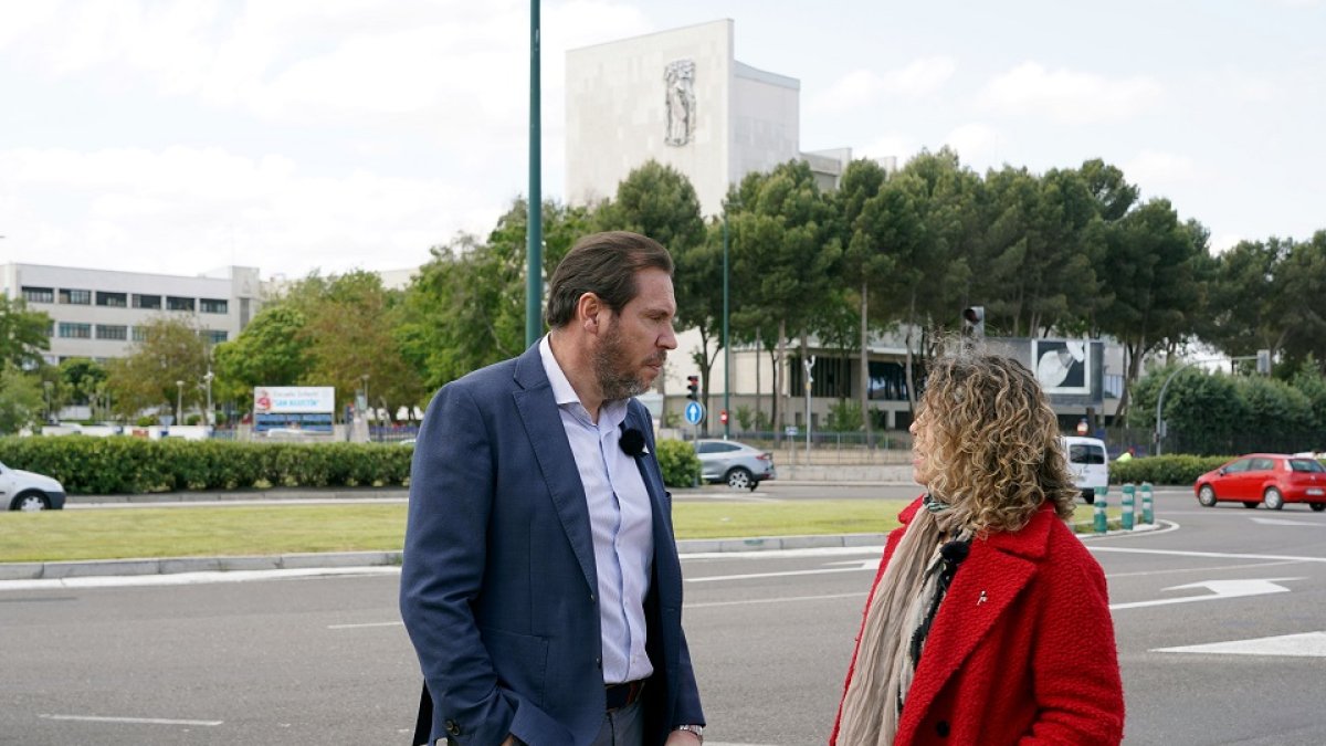 Óscar Puente y Yolanda Lanza, en la rotonda de San Agustín. ICAL