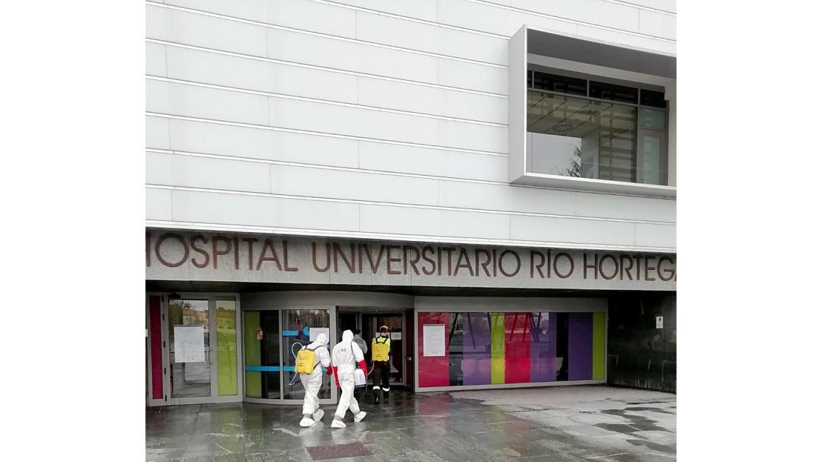 Trabajos de desinfección en el Hospital Río Hortega de Valladolid. - ICAL