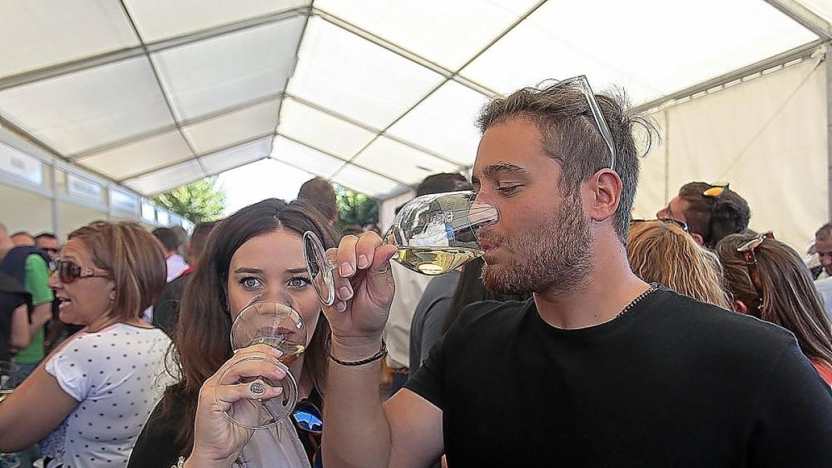 Una pareja cata un verdejo en una pasada edición de la Feria del Vino de Rueda.-JOSE C. CASTILLO