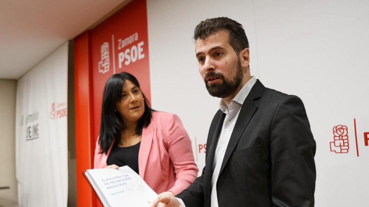 El secretario general del PSCyL y portavoz en las Cortes, Luis Tudanca, y la vicepresidenta segunda de las Cortes y procuradora por Zamora, Ana Sánchez, analizan la vinculación del Pacto por la Reindustrialización de Castilla y León.-ICAL