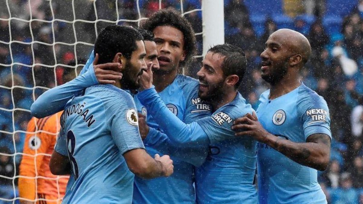 Felicitaciones de Mahrez por sus dos goles ante el Cardiff.-REBECCA NADEN