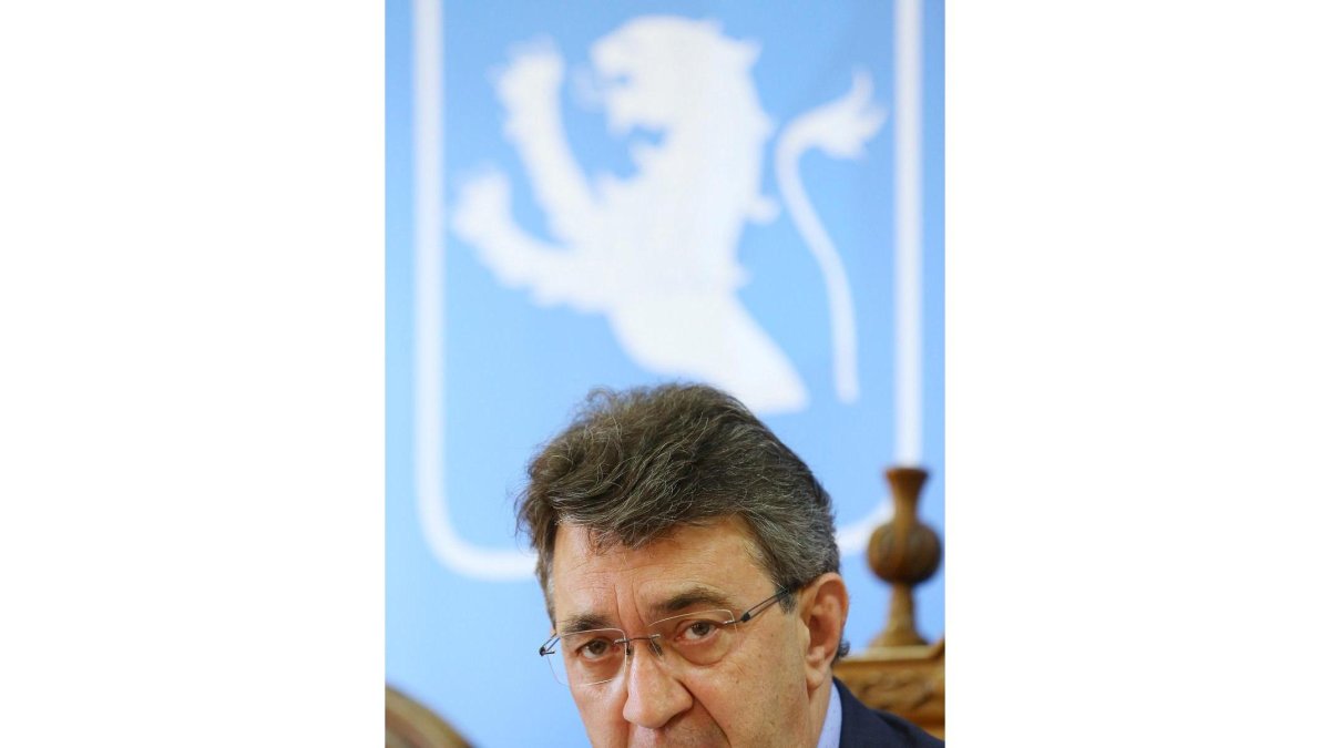 El presidente de la Diputación de León, Juan Martínez Majo, durante la rueda de prensa posterior a la Junta de Gobierno celebrada en Villafranca del Bierzo-ICAL