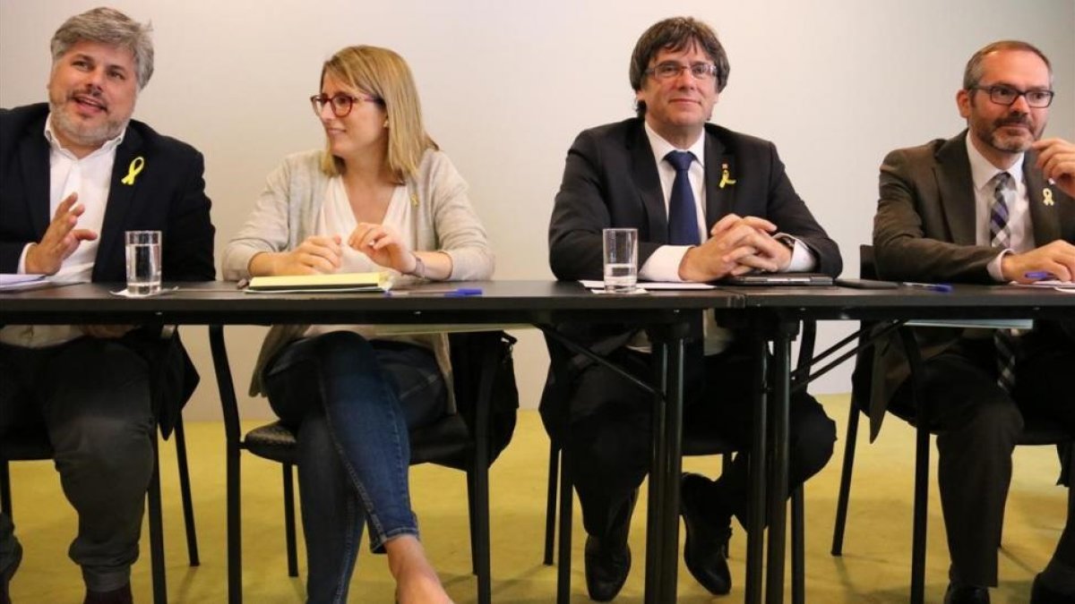 Albert Batet, Elsa Artadi, Carles Puigdemont y Josep Costa, el 18 de abril en Berlín.-BERNAT VILARO (ACN)