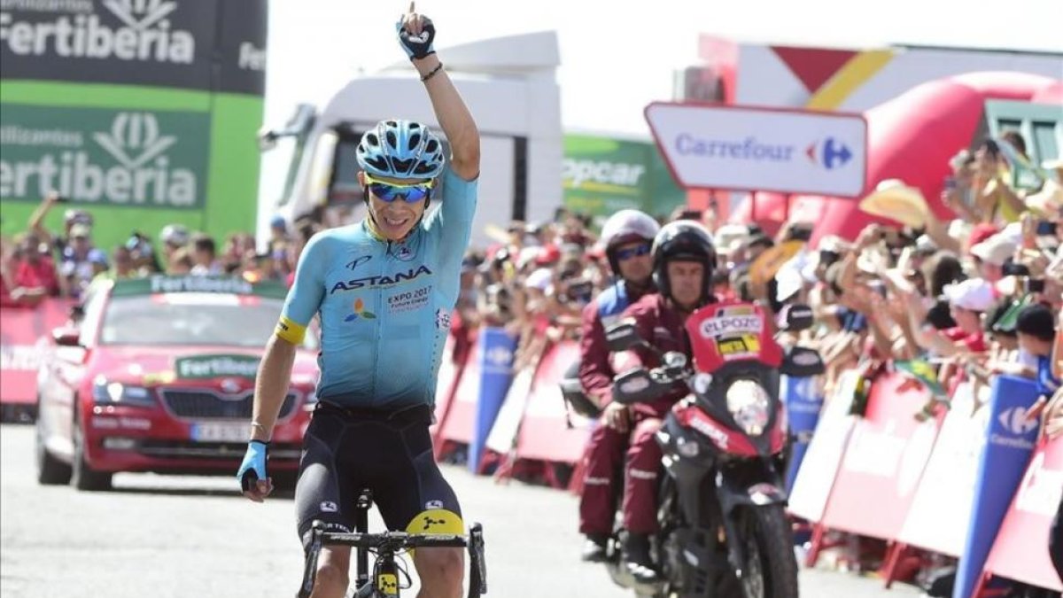 Miguel Ángel Supermán López, ciclista colombiano del Astana, triunfa en Sierra Nevada.-AFP / JOSÉ JORDÁN