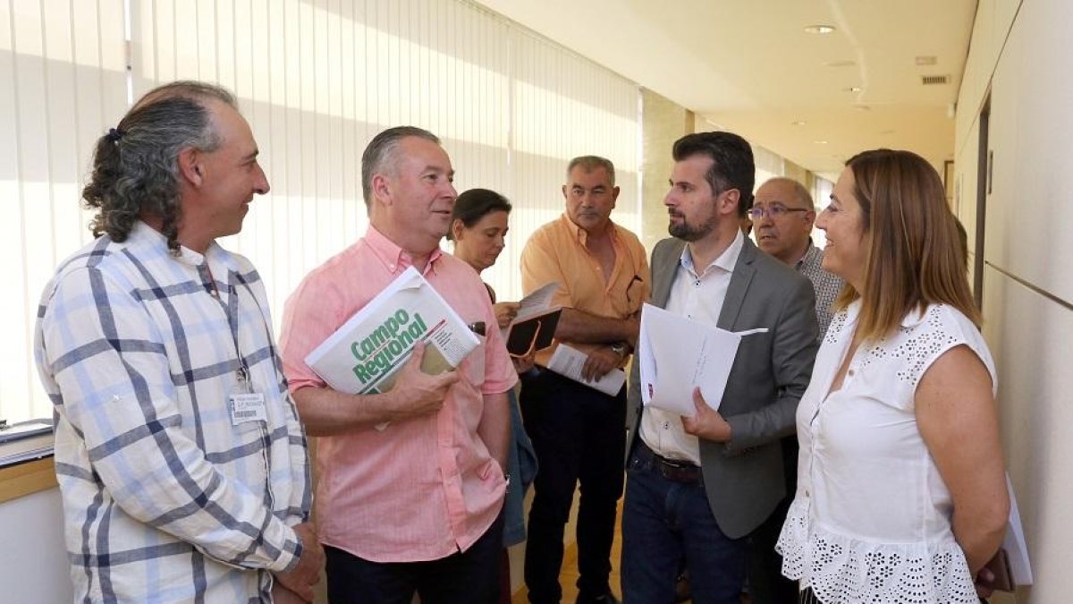 Los representantes de las organizaciones agrarias conversan con los socialistas Luis Tudanca y Virginia Barcones.-ICAL