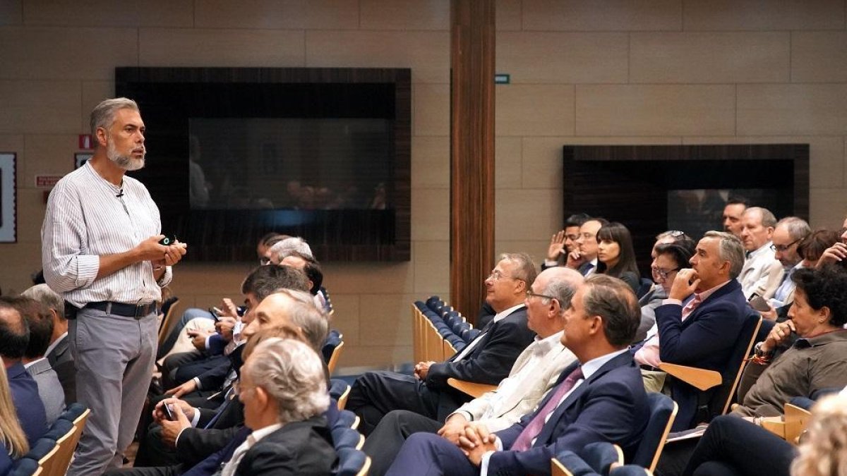 El profesor de innovación de la IE Business School, Enrique Dans, interviene en la apertura del Curso Económico en Castilla y León .-