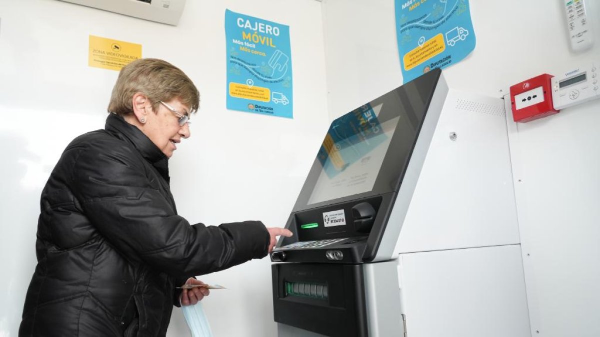 El cajero móvil de la Diputación de Valladolid ha iniciado este lunes su transcurso por los municipios de la provincia de Valladolid para facilitar el acceso al dinero en efectivo en pueblos que carecen de sucursales bancarias.