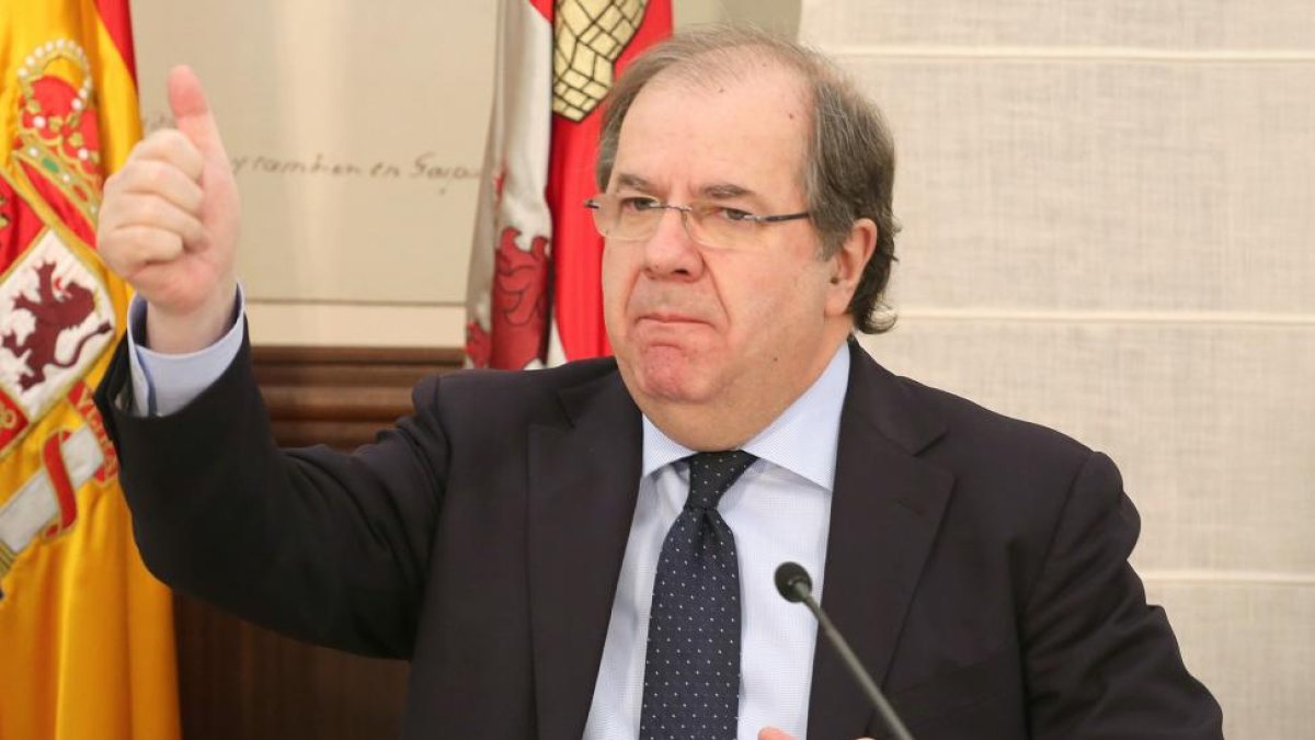 Juan Vicente Herrera, durante la firma de los nuevos acuerdos del Diálogo Social.-ICAL