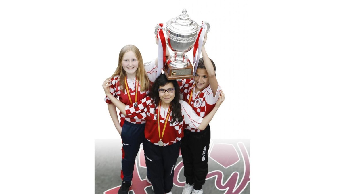 Emma Crespo, Laura Villota y Saray Vázquez posan con la copa conquistada por Castilla y León en el Campeonato de España alevín.-J.M. LOSTAU
