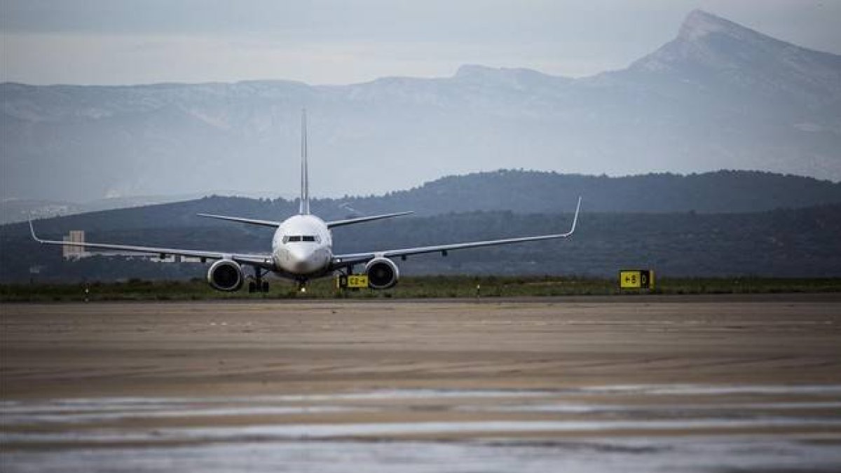 Primer vuelo regular en el aeropuerto de Castellón, procedente de Londres.-MIGUEL LORENZO