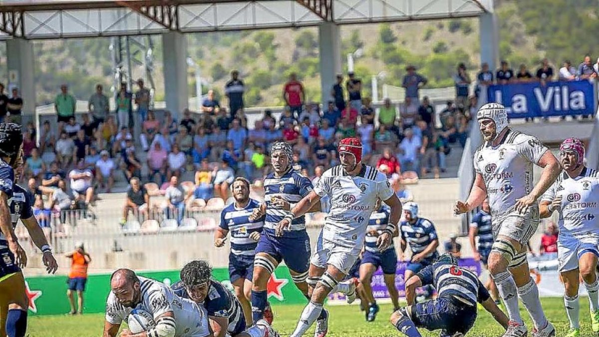 Placaje a Leandro Wozniak en el partido frente a La Vila en la primera jornada.-JOSÉ PALAZÓN