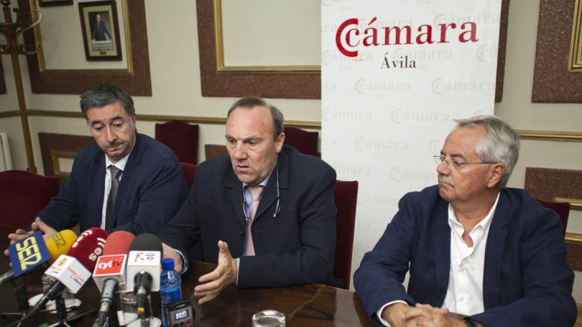 El Comité ejecutivo de la Cámara de Comercio de Ávila presenta su dimisión en el pleno. De I. a D. el vicepresidente primero de la Cámara, Carmelo Casla; el presidente de la Cámara, José Manuel Izquierdo; y el vicepresidente segundo de la Cámara, Miguel Á-Ical