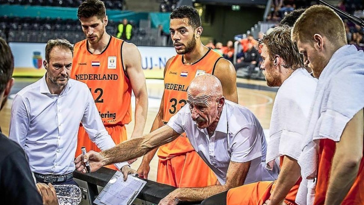 Jito Kok (33) atiende durante un tiempo muerto del duelo Rumanía-Holanda de las Ventanas FIBA.-FIBA