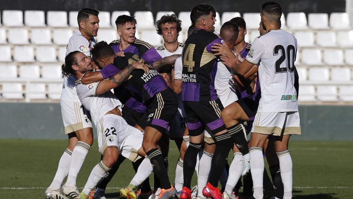 Imagen del duelo, bronco, jugado por el Real Valladolid y Burgos en 2022 en pretemporada. /EL MUNDO