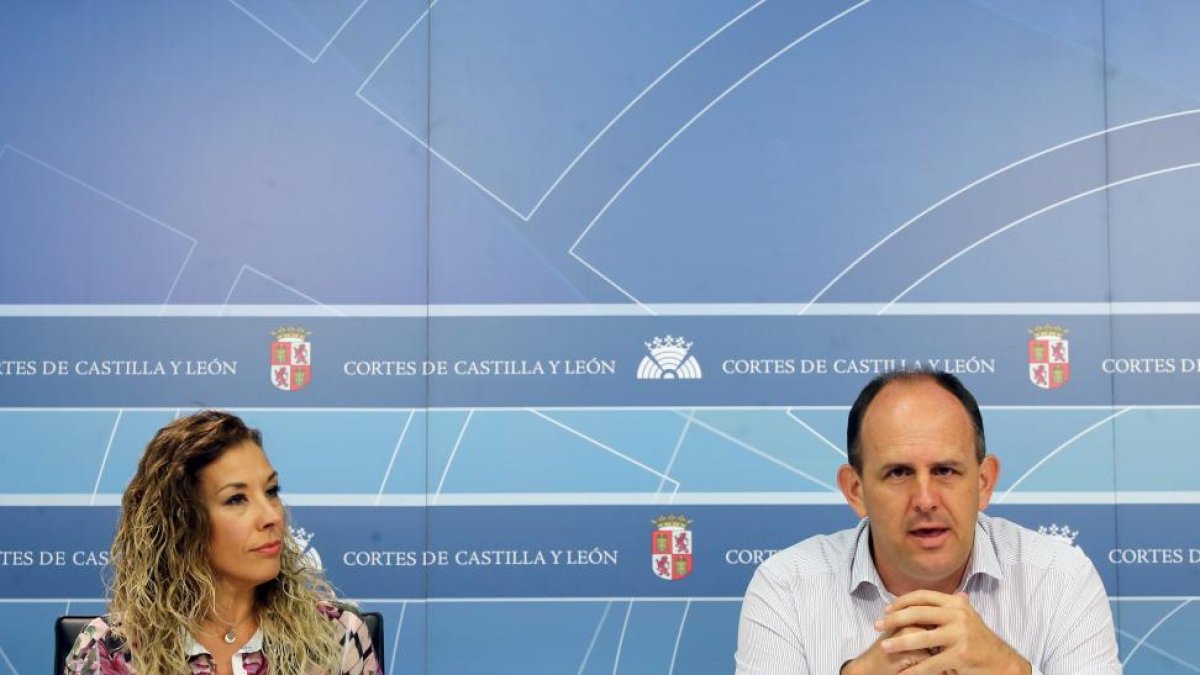 José Luis Aceves y Virginia Jiménez explican la propuesta tras el cierre de Garoña.-ICAL