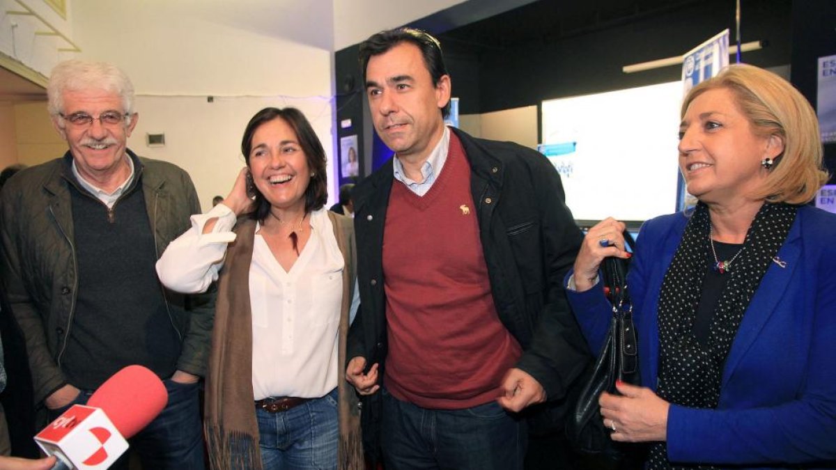 El vicesecretario nacional del PP, Fernando Martínez Maillo(2D), junto a la numero uno al congreso, Beatriz Escudero(2I), la número uno al Senado, Inés Sanz(D), y el número dos al senado, Juan Ramón Represa (I), en un acto electoral del PP en El Espinar-Ical