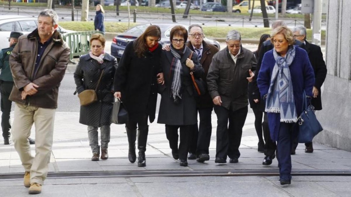 Las familias de las víctimas del Yak-42 llegan al ministerio de Defensa para reunirse con María Dolores de Cospedal, el pasado 10 de enero.-AGUSTÍN CATALÁN